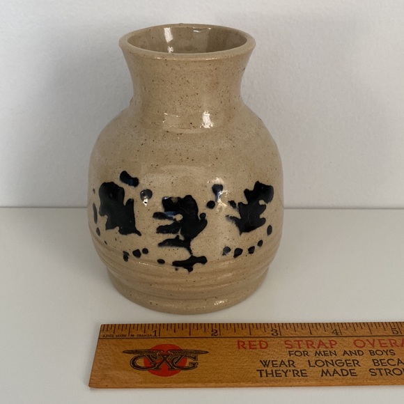 Handmade signed pottery vase neutral - Picture 3 of 5